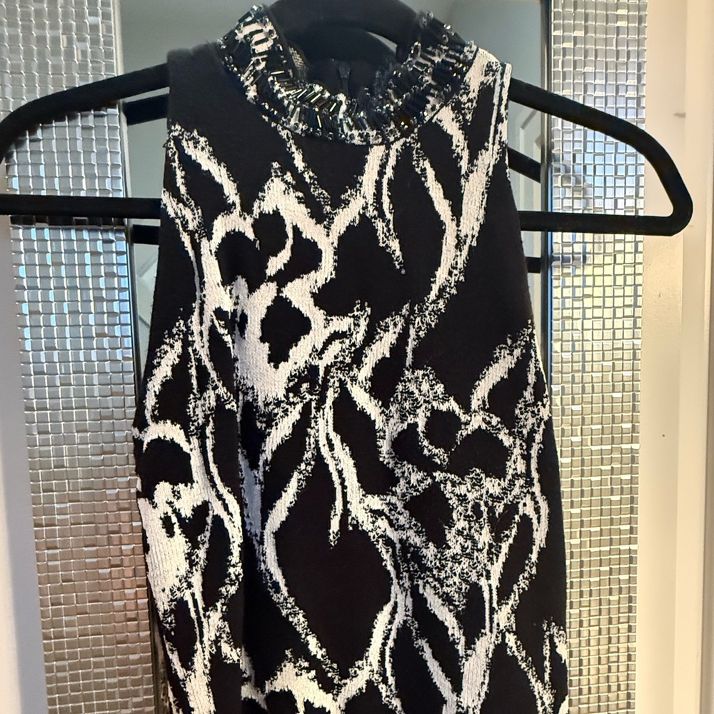 White House Blakc Market Black and White Patterned sleeveless sweater size small